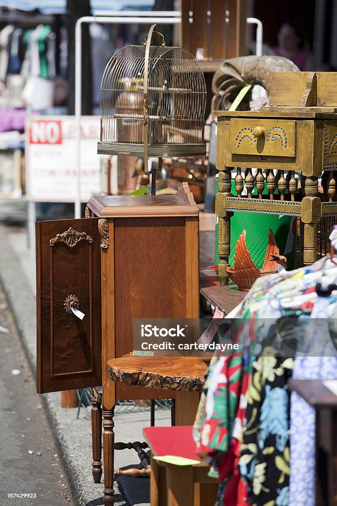 Calçada ou venda de garagem - Foto de stock de Loja de artigos de segunda mão royalty-free