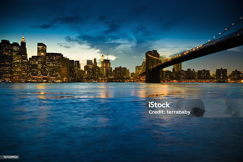 Manhattan Skyline et Brooklyn Bridge au crépuscule - Photo de Architecture libre de droits