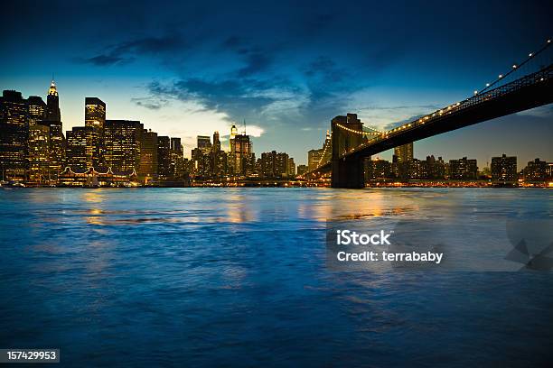 Manhattan Skyline И Бруклинский Мост В Сумерках — стоковые фотографии и другие картинки Архитектура - Архитектура, Берег реки, Береговая линия