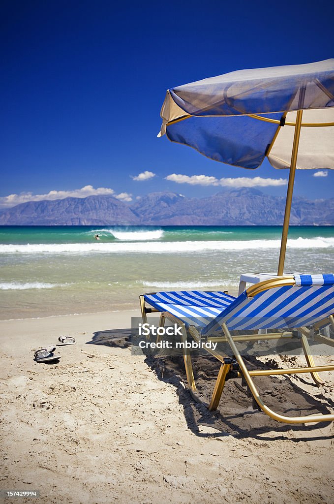 Sol, cadeiras e guarda-chuva na praia - Foto de stock de Creta royalty-free