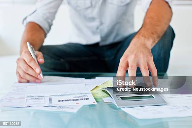 Imagem Recortada De Homem Sentado Com A Calculadora - Fotografias de stock e mais imagens de Finanças Domésticas