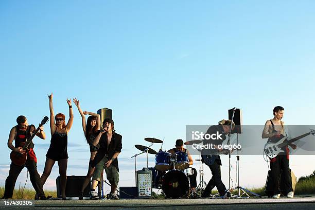 Banda De Rock Foto de stock y más banco de imágenes de Grupo de interpretación musical - Grupo de interpretación musical, Festival de música, Música rock