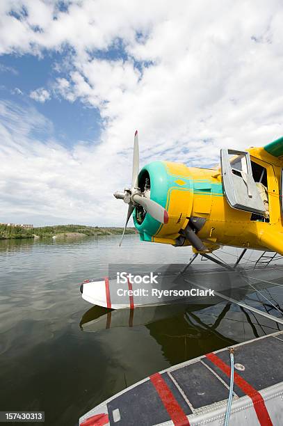 Foto de Bush Avião Ou Hidroavião Yellowknife e mais fotos de stock de Antiguidade - Antiguidade, Avião, Avião cargueiro