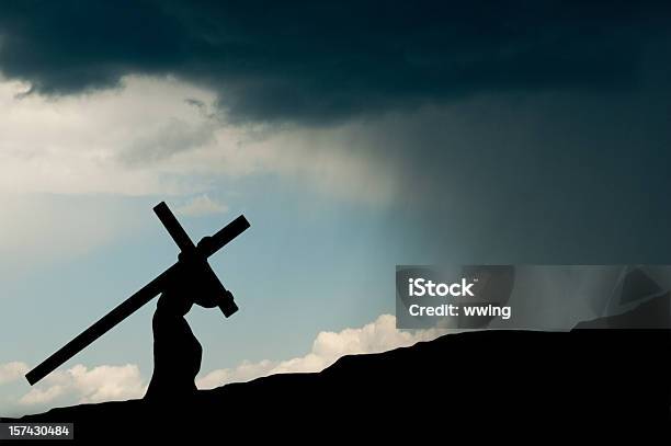 Venerdì Santo - Fotografie stock e altre immagini di Ambientazione esterna - Ambientazione esterna, Cielo minaccioso, Colore intensificato