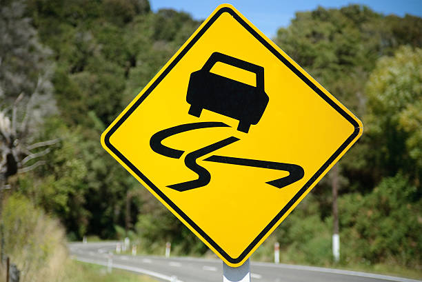 sinal de estrada sinuosa - skidding bend danger curve imagens e fotografias de stock