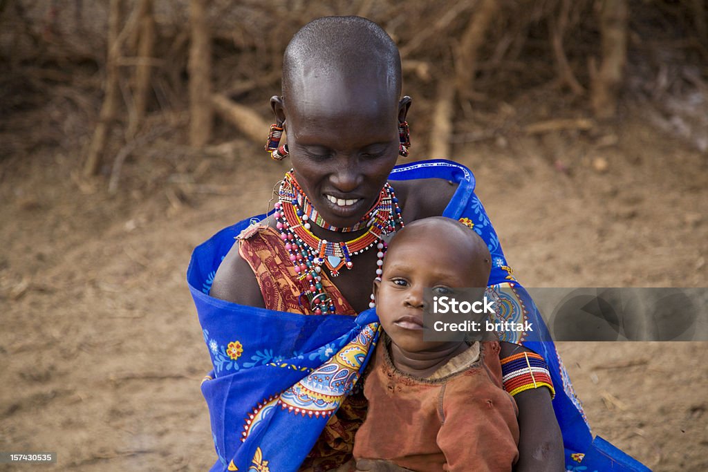 젊은 마사이 가진 �여자 아이. 캐냐 Esst 아프리카. - 로열티 프리 다중 색상 스톡 사진