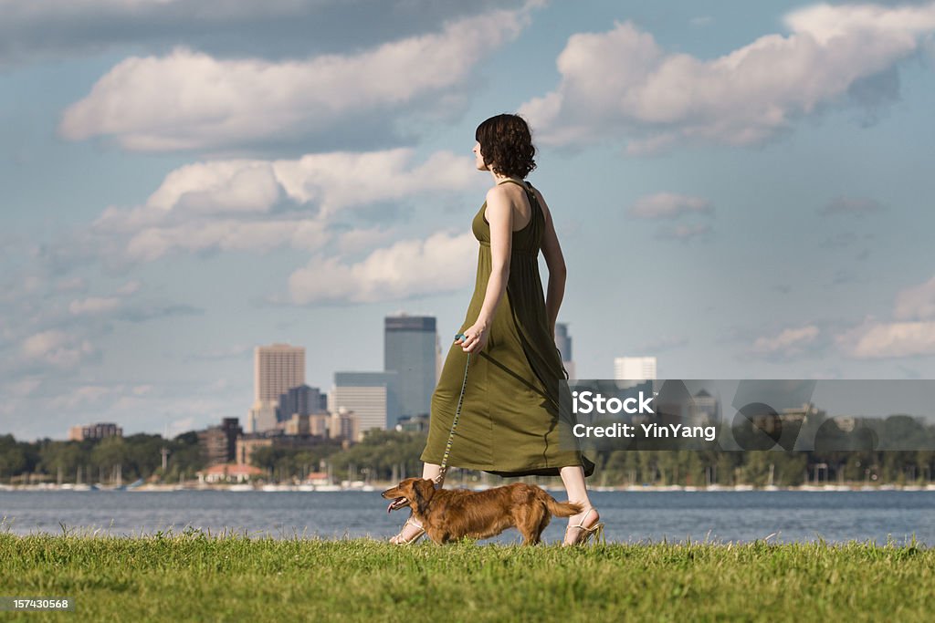 Joven mujer caminando en el lago Dachshund Calhoun el parque de la ciudad de Minneapolis - Foto de stock de Minneápolis libre de derechos