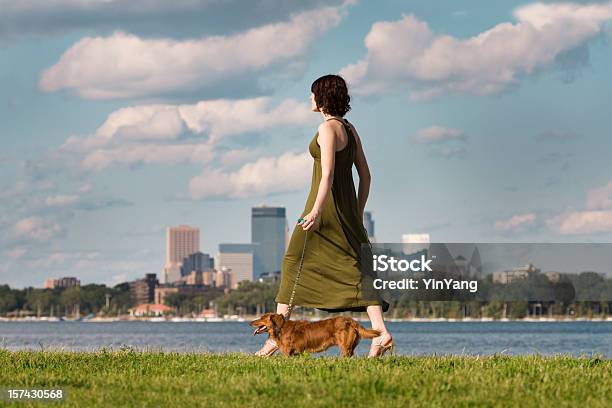 Joven Mujer Caminando En El Lago Dachshund Calhoun El Parque De La Ciudad De Minneapolis Foto de stock y más banco de imágenes de Minneápolis