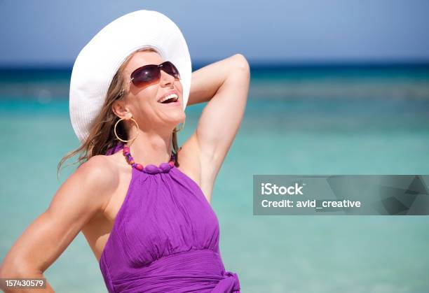 Férias De Estilo De Vidabela Mulher Rir Na Praia - Fotografias de stock e mais imagens de Mulheres - Mulheres, Só Uma Mulher, Rir