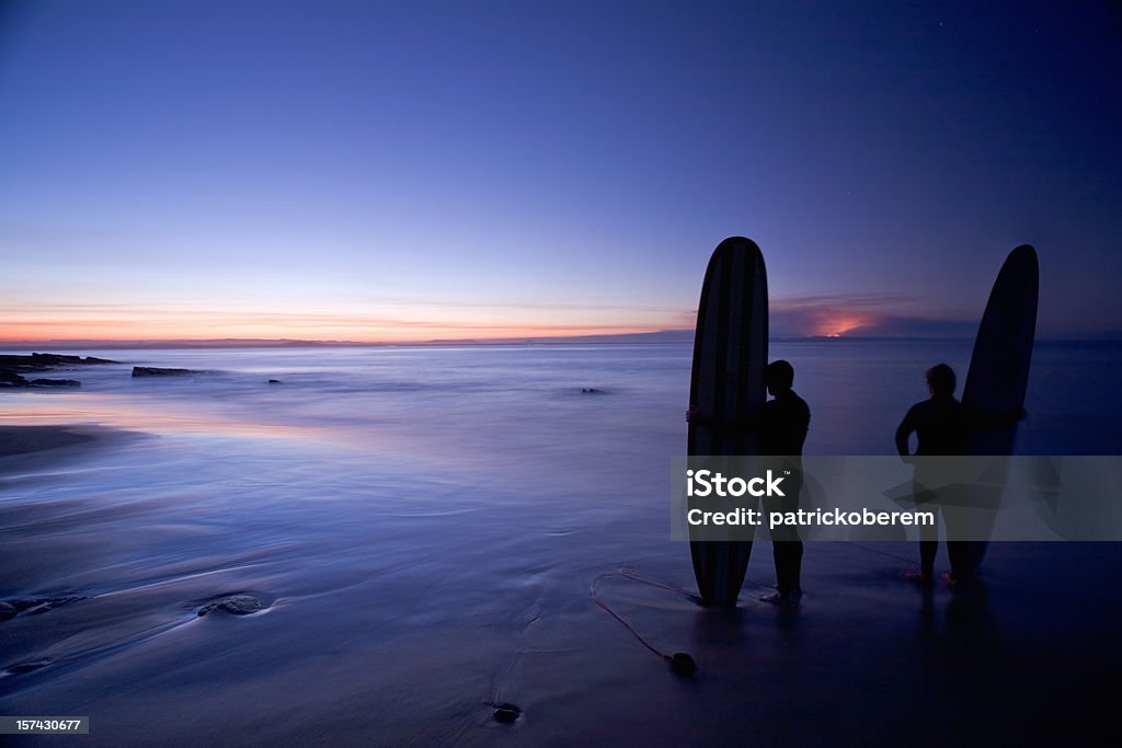 Surfers - Photo de Admirer le paysage libre de droits