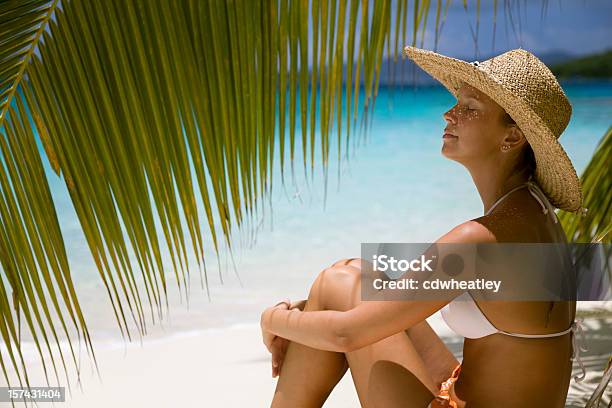 女性トロピカルビーチでリラックスした - 女性のストックフォトや画像を多数ご用意 - 女性, 女性一人, パレオ