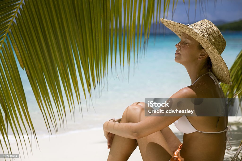 Женщина отдохнуть на тропический Пляж - Стоковые фото Женщины роялти-фри