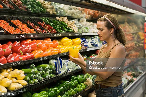 Kobieta Podczas Kupowania Jej Artykuły Spożywcze I Warzyw - zdjęcia stockowe i więcej obrazów Supermarket