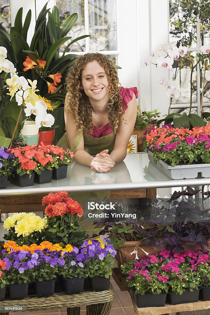 Pequeños negocios dueño empresario-florista en la tienda de flores de venta minorista - Foto de stock de 20 a 29 años libre de derechos