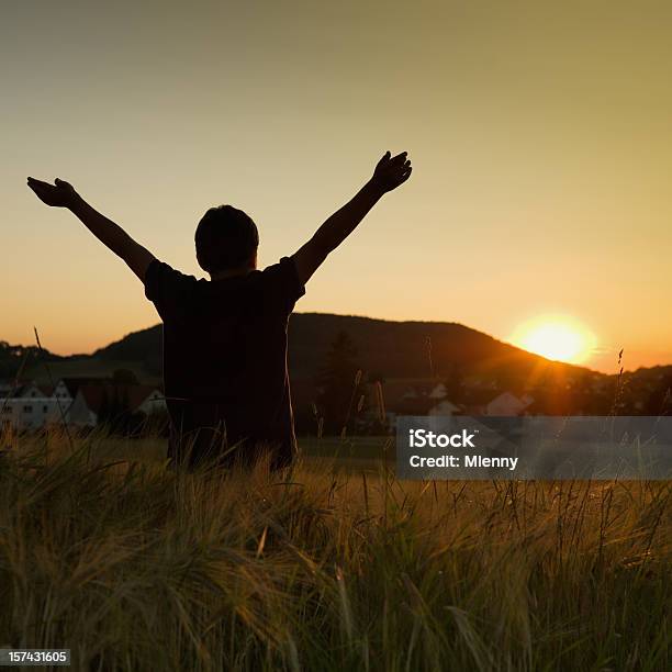 Ragazzo Di Libertà - Fotografie stock e altre immagini di Adulto - Adulto, Allegro, Ambientazione esterna