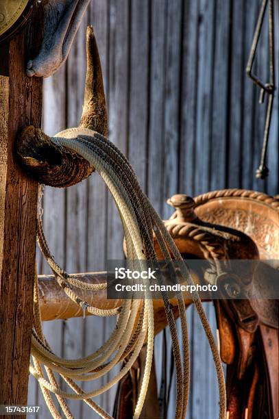 Photo libre de droit de Selle Avec Corde banque d'images et plus d'images libres de droit de Lasso - Lasso, Cheval, Grange