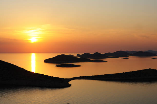 puesta de sol - kornati fotografías e imágenes de stock