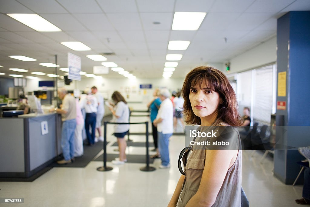 Mujer esperando en línea - Foto de stock de Oficina de empleo libre de derechos