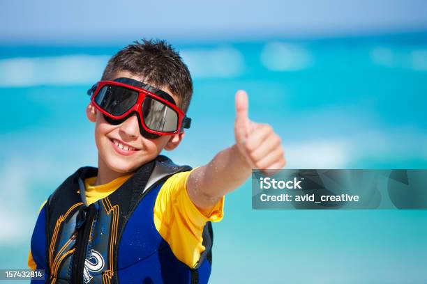 Férias De Estilo De Vidamergulho Livre Boy Polegar Para Cima - Fotografias de stock e mais imagens de 10-11 Anos