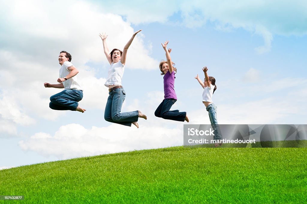 Família feliz de quatro pulando na Terra, comprimento total na horizontal. - Foto de stock de Planeta royalty-free