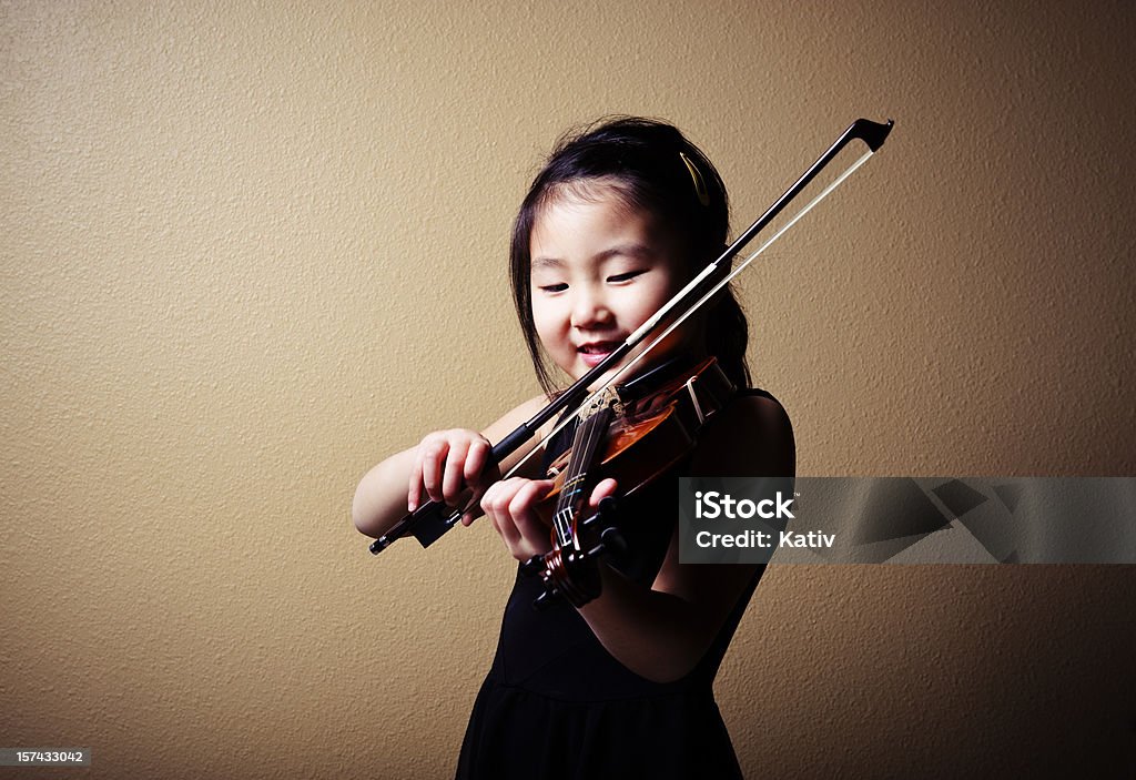 Молодые азиатские Скрипач - Стоковые фото Скрипка роялти-фри