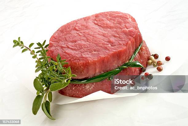Photo libre de droit de Steak De Filet Cru banque d'images et plus d'images libres de droit de Aliment cru - Aliment cru, Bifteck, Filet de boeuf - Bifteck