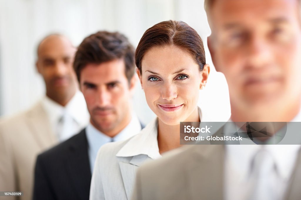 Портрет уверенно бизнес коллег, стоя в ряд - Стоковые фото 20-24 года роялти-фри