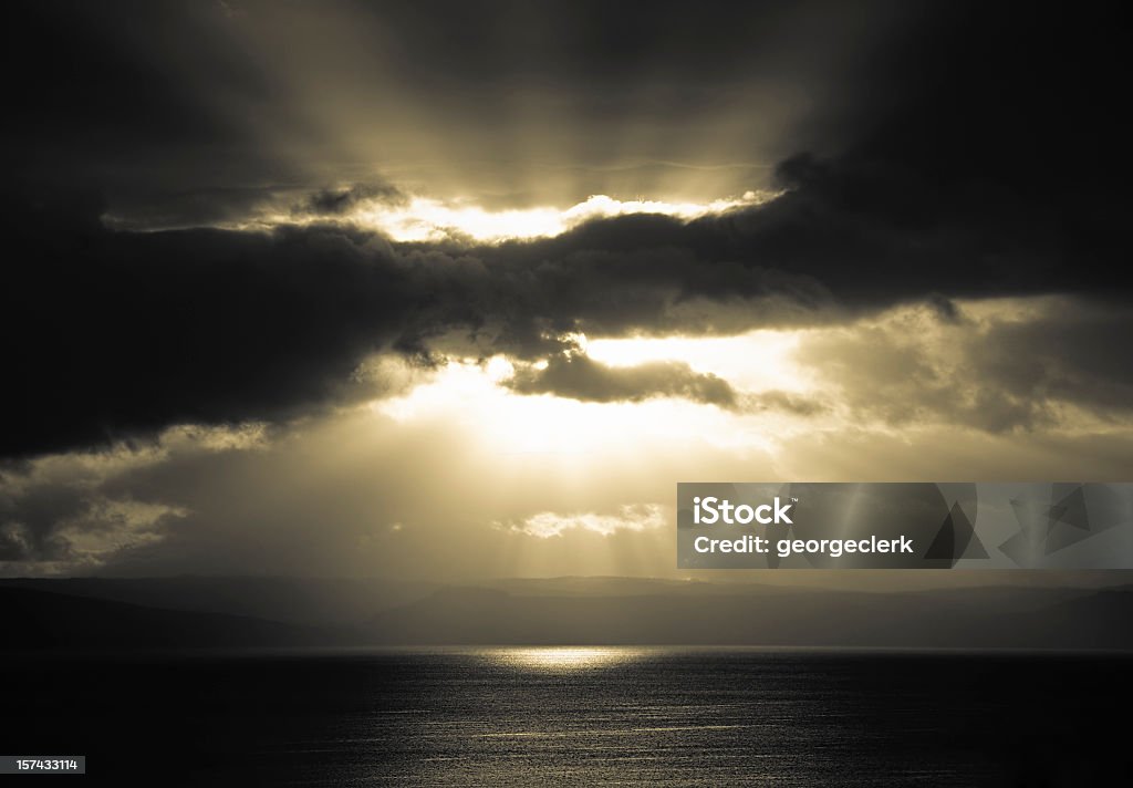 Освещение на темно-небесный - Стоковые фото Ч�ёрно-белый роялти-фри