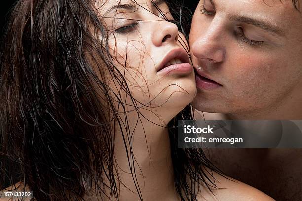 Uomo E Donna In Amore - Fotografie stock e altre immagini di Sesso e riproduzione sessuale - Sesso e riproduzione sessuale, Nudo, Bagnato