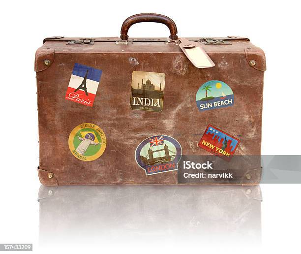 Alte Koffer Mit Reiseaufkleben Beachte Verwendet Stockfoto und mehr Bilder von Koffer - Koffer, Gepäckanhänger, Aktentasche