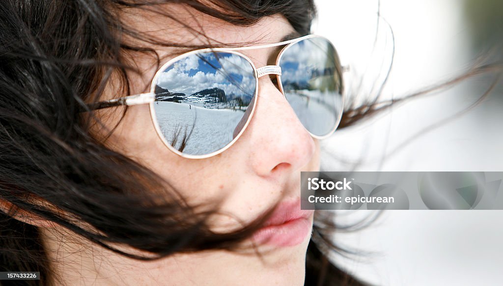 Zima odzwierciedlenie w okulary przeciwsłoneczne - Zbiór zdjęć royalty-free (20-29 lat)