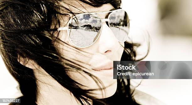 Winter Reflexion In Sonnenbrille Stockfoto und mehr Bilder von Attraktive Frau - Attraktive Frau, Eine Frau allein, Eine Person