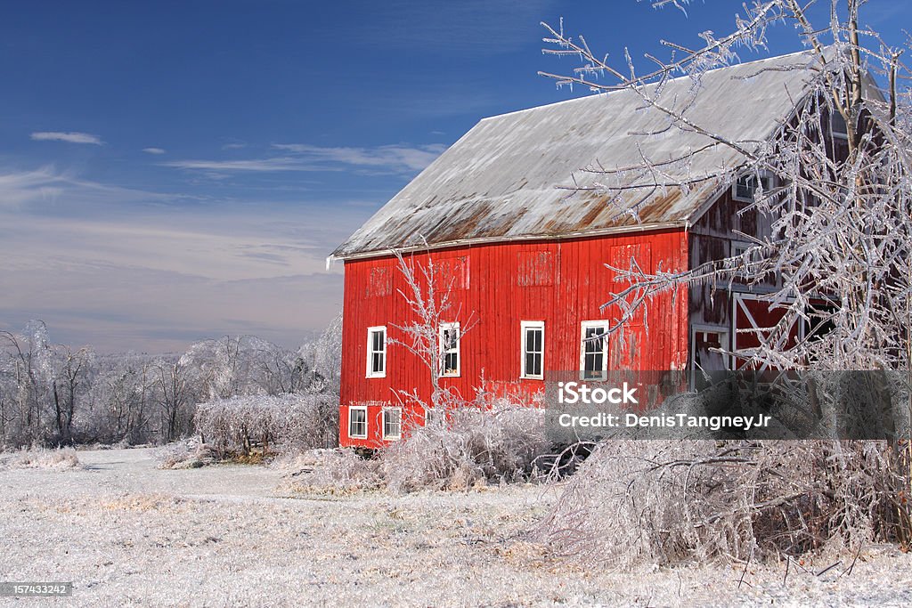 Rote Scheune überdachte in dicken-Glasur aus Eis - Lizenzfrei Winter Stock-Foto