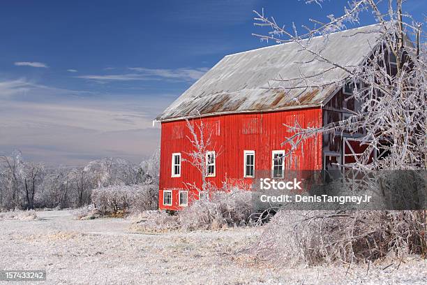 Rote Scheune Überdachte In Dickenglasur Aus Eis Stockfoto und mehr Bilder von Winter - Winter, Massachusetts, Berkshires