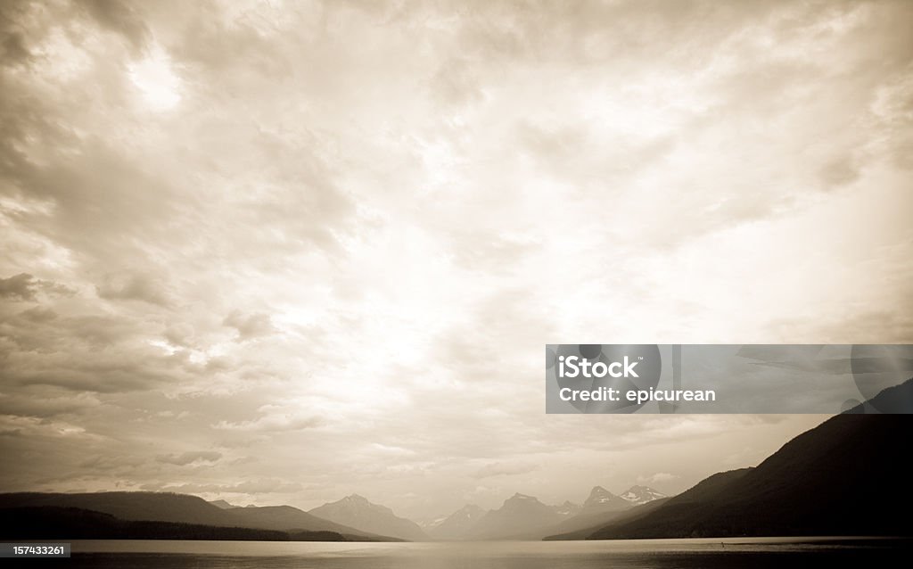 Storm sobre o Lago Mcdonald - Foto de stock de Beleza natural - Natureza royalty-free