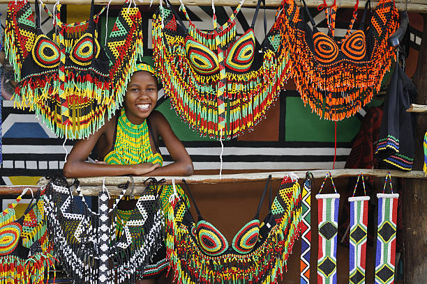 ズールー族の女性、お土産 - south africa zulu bead african descent ストックフォトと画像