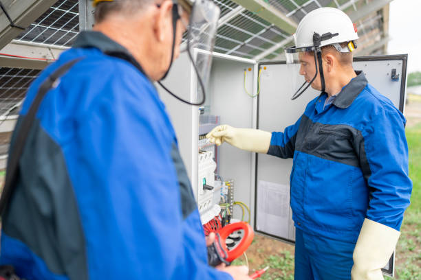 dos ingenieros de servicio o electricista que trabajan en la verificación del sitio del transformador y la resolución de problemas para la operación de la planta de energía solar de energía verde. técnico de mantenimiento de células solares en plant - procession panel fotografías e imágenes de stock