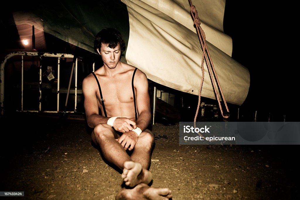 Hombre fuerte artista de circo detrás del escenario - Foto de stock de Hombres libre de derechos