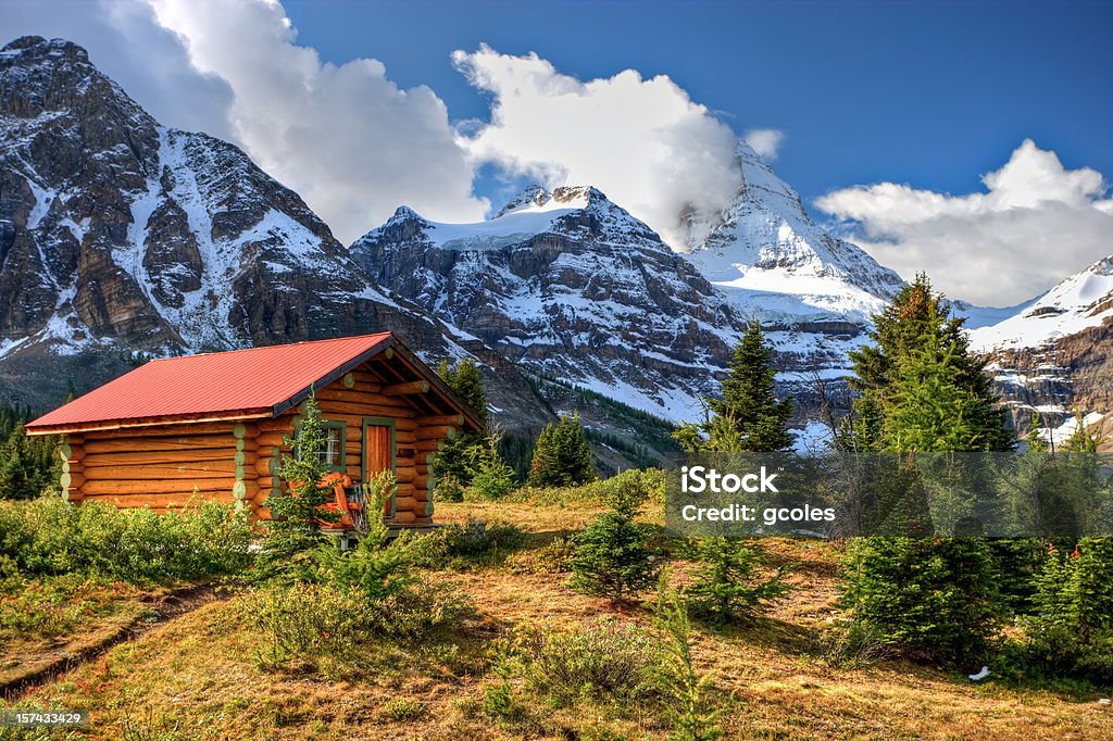 Cabina a monte Assiniboine - Foto stock royalty-free di Capanna di legno