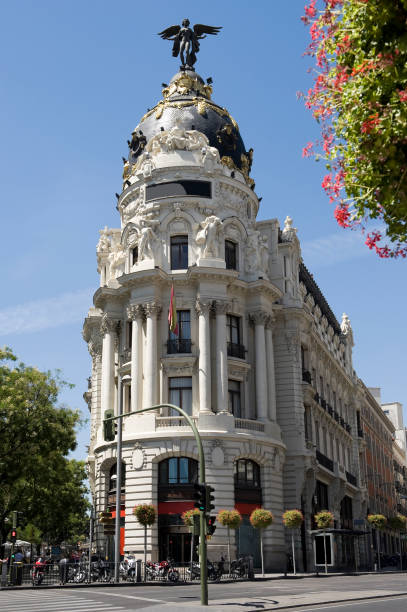 español cual madrid - metropolis building fotografías e imágenes de stock