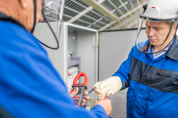 dos ingenieros de servicio o electricista que trabajan en la verificación del sitio del transformador y la resolución de problemas para la operación de la planta de energía solar de energía verde. técnico de mantenimiento de células solares en plant - procession panel fotografías e imágenes de stock