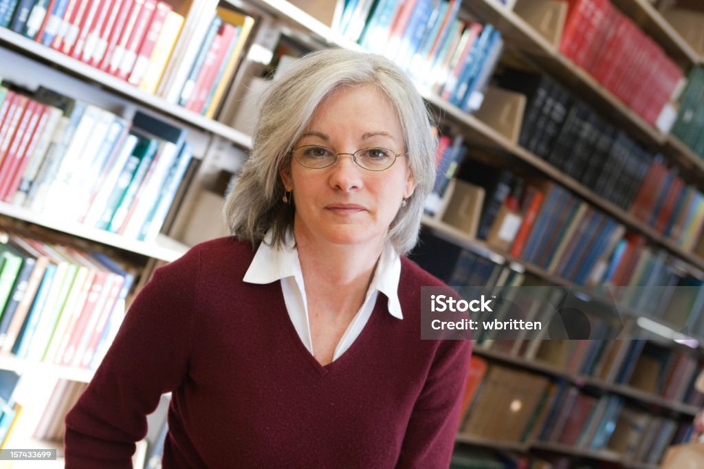 Mujer en la biblioteca serie - Foto de stock de 50-54 años libre de derechos