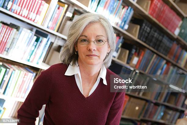 Mujer En La Biblioteca Serie Foto de stock y más banco de imágenes de 50-54 años - 50-54 años, Mujeres, Una sola mujer