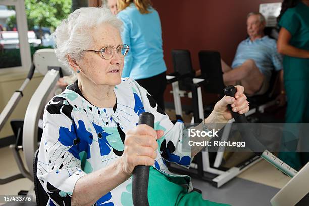 Photo libre de droit de Exercice Les Retraités banque d'images et plus d'images libres de droit de Exercice physique - Exercice physique, Octogénaire et plus, Technique de relaxation