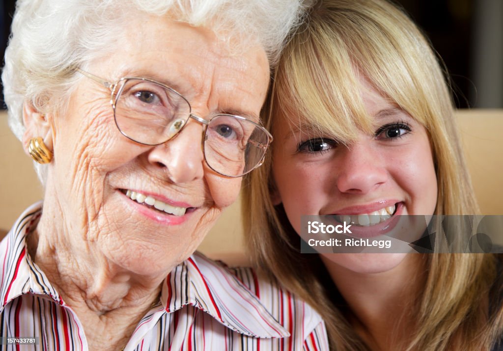 Adolescente con su abuela - Foto de stock de 80-89 años libre de derechos