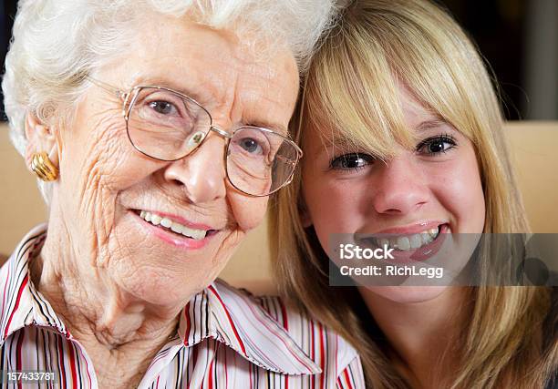 Adolescente Con Su Abuela Foto de stock y más banco de imágenes de 80-89 años - 80-89 años, Adolescente, 70-79 años