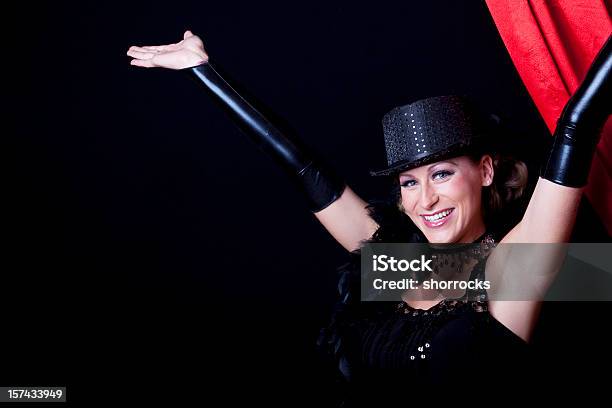 Kabarett Frau In Roten Vorhang Auf Der Bühne Stockfoto und mehr Bilder von Arme hoch - Arme hoch, Cabaret, Showgirl