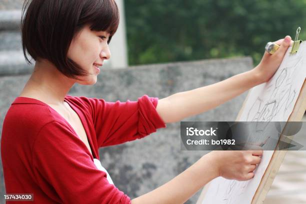 Foto de Jovem Pintor e mais fotos de stock de Esboço - Esboço, Exterior, Desenhar - Atividade