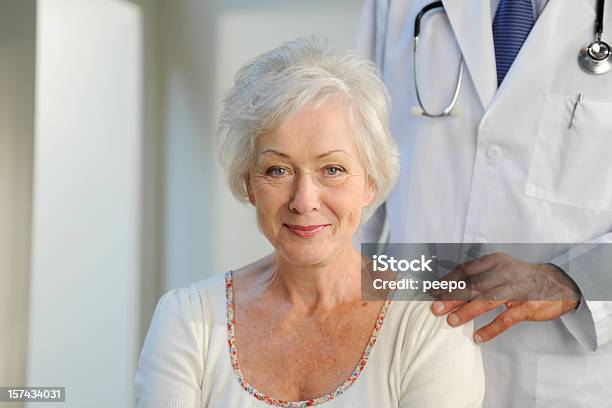 Médico E Doente - Fotografias de stock e mais imagens de 60-69 Anos - 60-69 Anos, Adulto, Adulto maduro