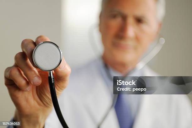 Foto de Médico e mais fotos de stock de Alcançar - Alcançar, Doutor, Face Humana